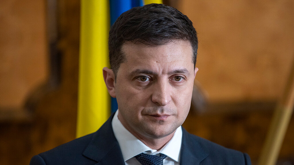 Президент Украины Владимир Зеленский подписал указ о призыве на военную службу с 18 лет вместо прежних 20. Указ опубликован на сайте украинского лидера.