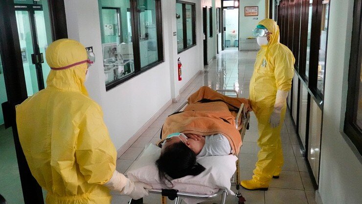 Смертность от коронавируса в Китае выросла до 1113, сообщила в среду Национальная комиссия здравоохранения Китая. За последние 24 часа этот баланс увеличился на 97 человек.