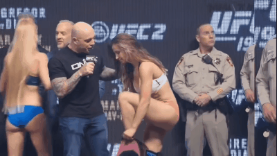 Реакция сотрудника службы безопасности на полуголую девушку!