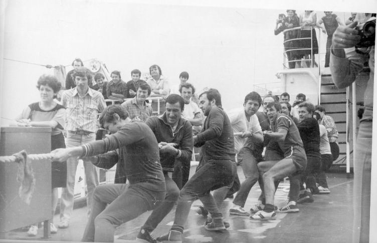 Соревнование по перетягиванию каната. Фото из альбома автора. 