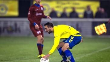 В Голландии грядет сенсационное нововведение. В молодежном первенстве страны в следующем сезоне футболисты будут играть по новым правилам.

Директор Королевского футбольного союза Хейс де Йонг заявил: «Это не революция, а эволюция футбола. И далеко не все эксперименты приведут к изменению правил игры. Но мы считаем своим долгом думать об изменениях, которые могут сделать футбол более привлекательным без изменения его характера».

Эксперименты коснутся пяти правил игры. Ауты нужно будет вводить не руками, а ногой. Штрафные можно не разыгрывать – игрок может самостоятельно вести мяч с точки, в которой назначен стандарт. Введут временное удаление за желтую карточку. Количество замен в матче будет неограниченным.

Наконец, произведут изменения со временем поединка. «Исследования показывают, что многие фанаты обеспокоены нехваткой времени. Эффективное игровое время матча часто составляет всего 50 минут», - приводит слова де Йонга ad.nl. Значит ли это уменьшение времени футбольного матча или, наоборот, увеличение, пока так и не ясно.


