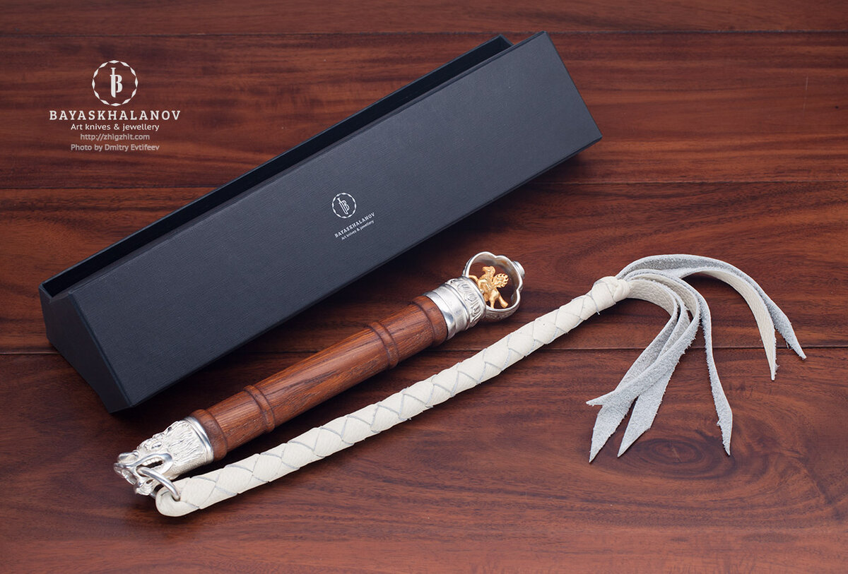 Плеть ташуур — амулет, оберегающий своего владельца. Художник: Жигжит Баясхаланов. Материалы: дуб, бронза, серебрение, позолота, бирюза, натуральная кожа.  