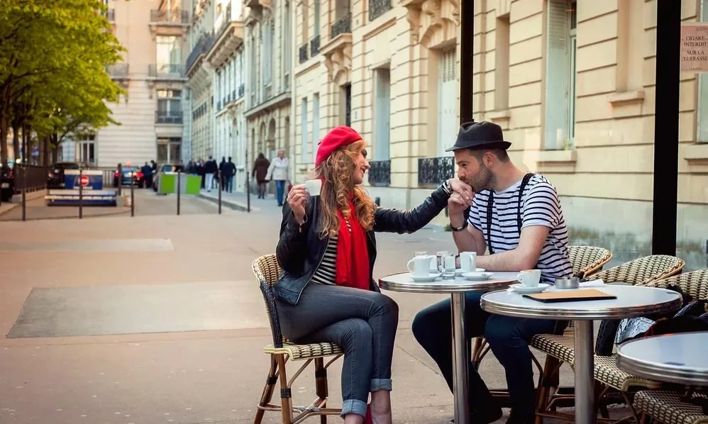 Как ведут себя французы. Франция люди. Общение французов. Французы в кафе. Французское кафе.