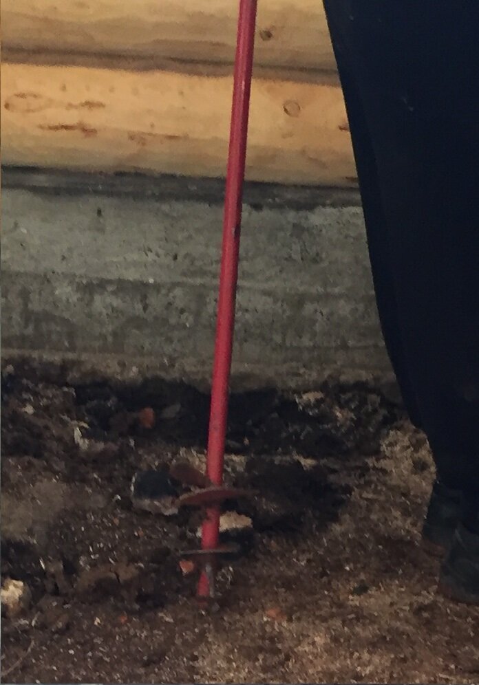 Фото: ручным буром очень удобно делать аккуратные отверстия.