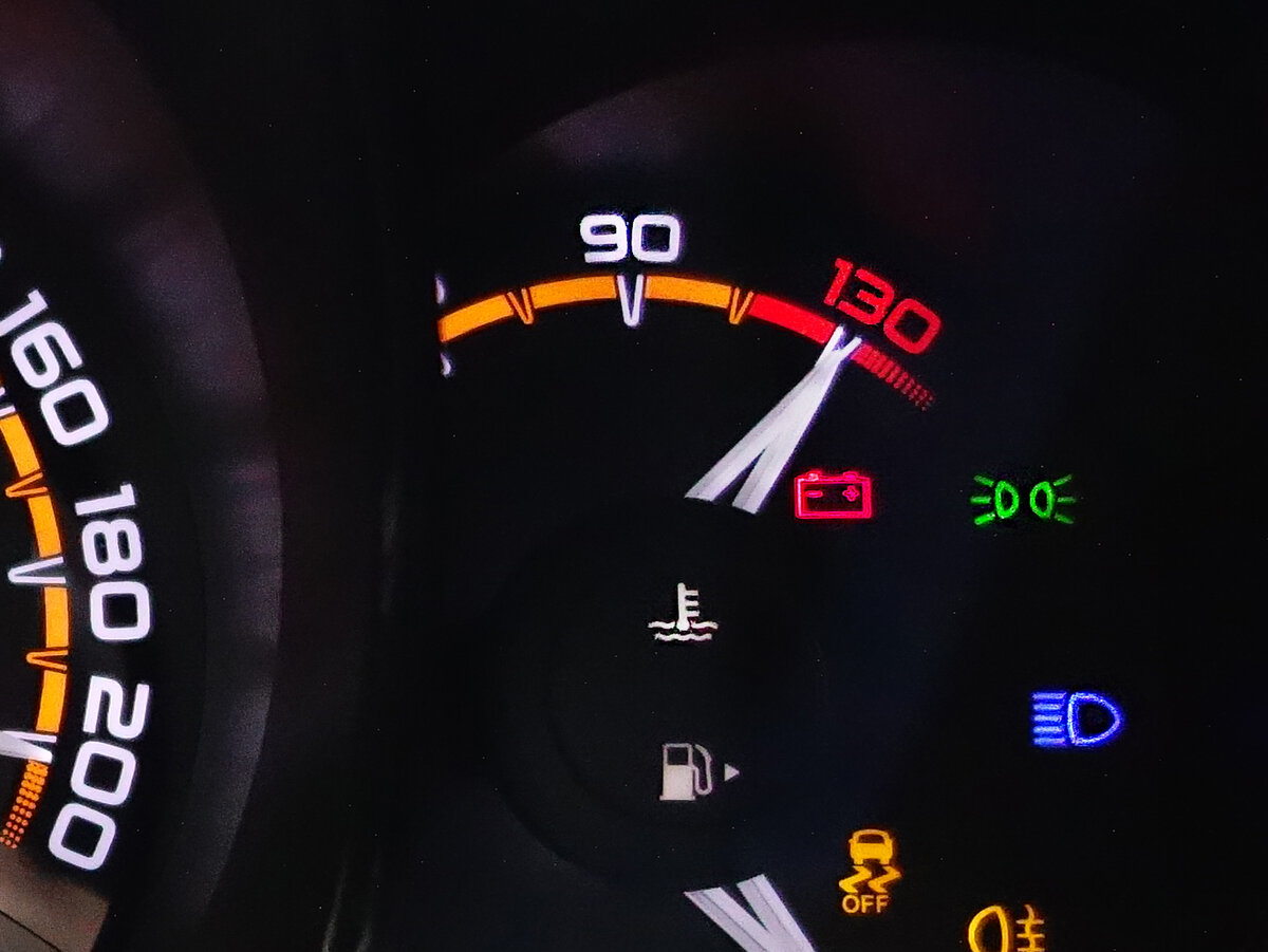 Индикатор температуры двигателя в пежо 107. Лампа перегрева двигателя. Индикатор перегрева двигателя. Значок перегрева двигателя bmw e90. Лампа охлаждающей жидкости бмв на приборной панели.