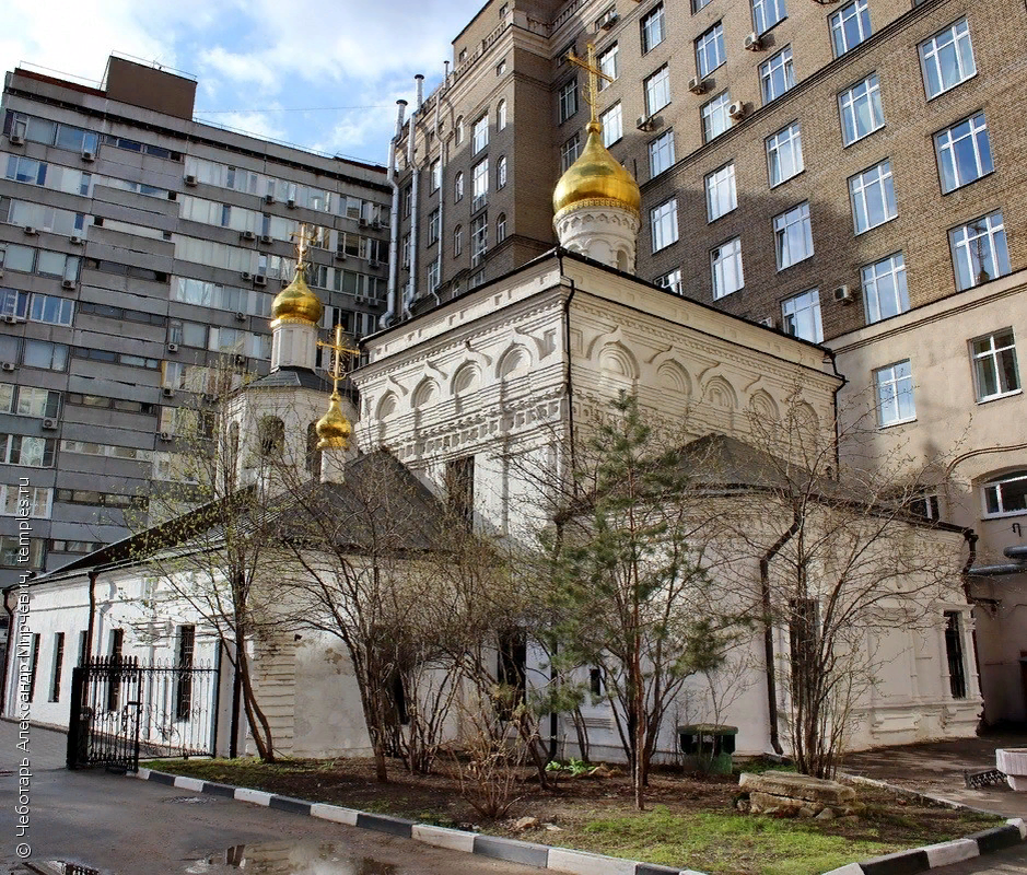 Храмы москвы архангел. Храм Архангела Михаила в Овчинниках. Храм Архангела Михаила Овчинниковский переулок. Церковь Архангела Михаила в Москве. Храм Архангела Михаила в Замоскворечье.