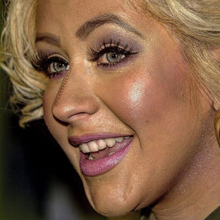 Возможно, это фото сделано после выступления и это сценический мейк, но мысль моя, надеюсь, ясна.