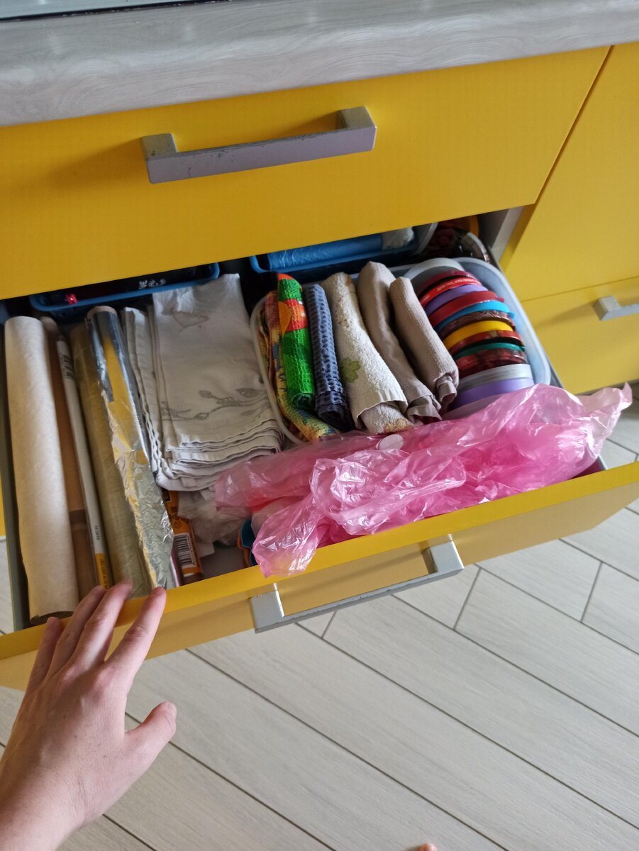 Дано: безобразие, которое вываливается при каждом открывании шкафа