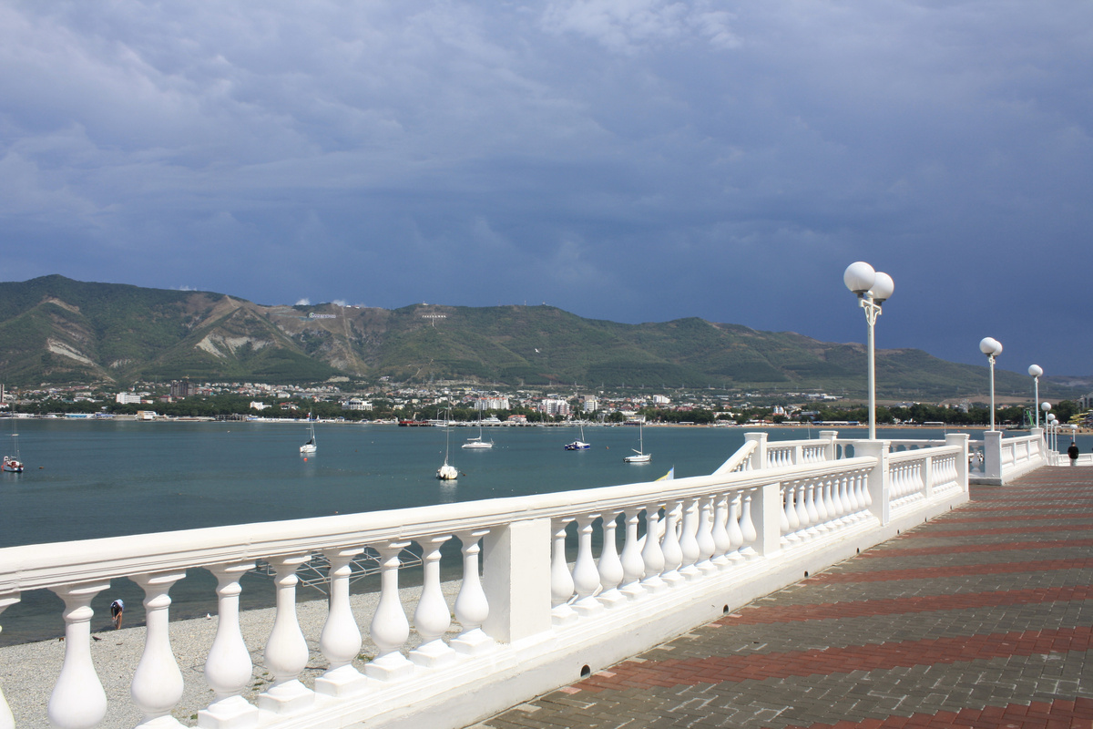 Набережная в Геленджике очень красивая и ухоженная