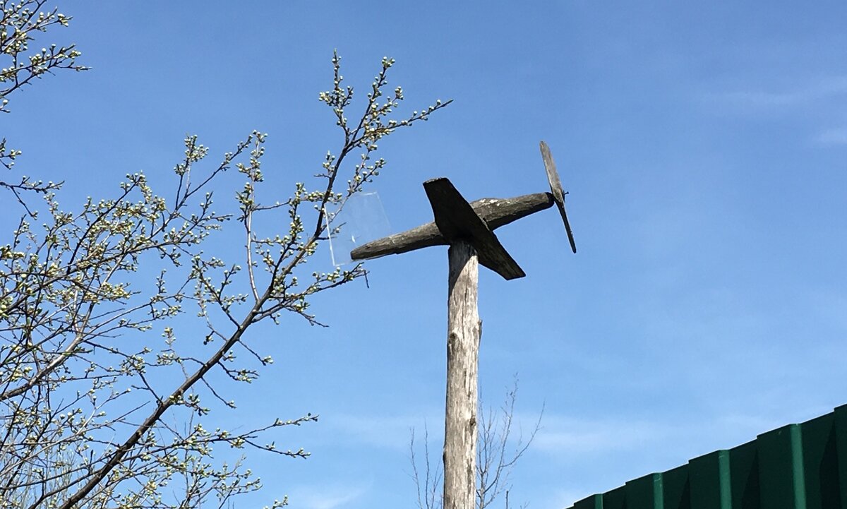 Папа у паренька рукастый! Вон какой флюгер сообразил