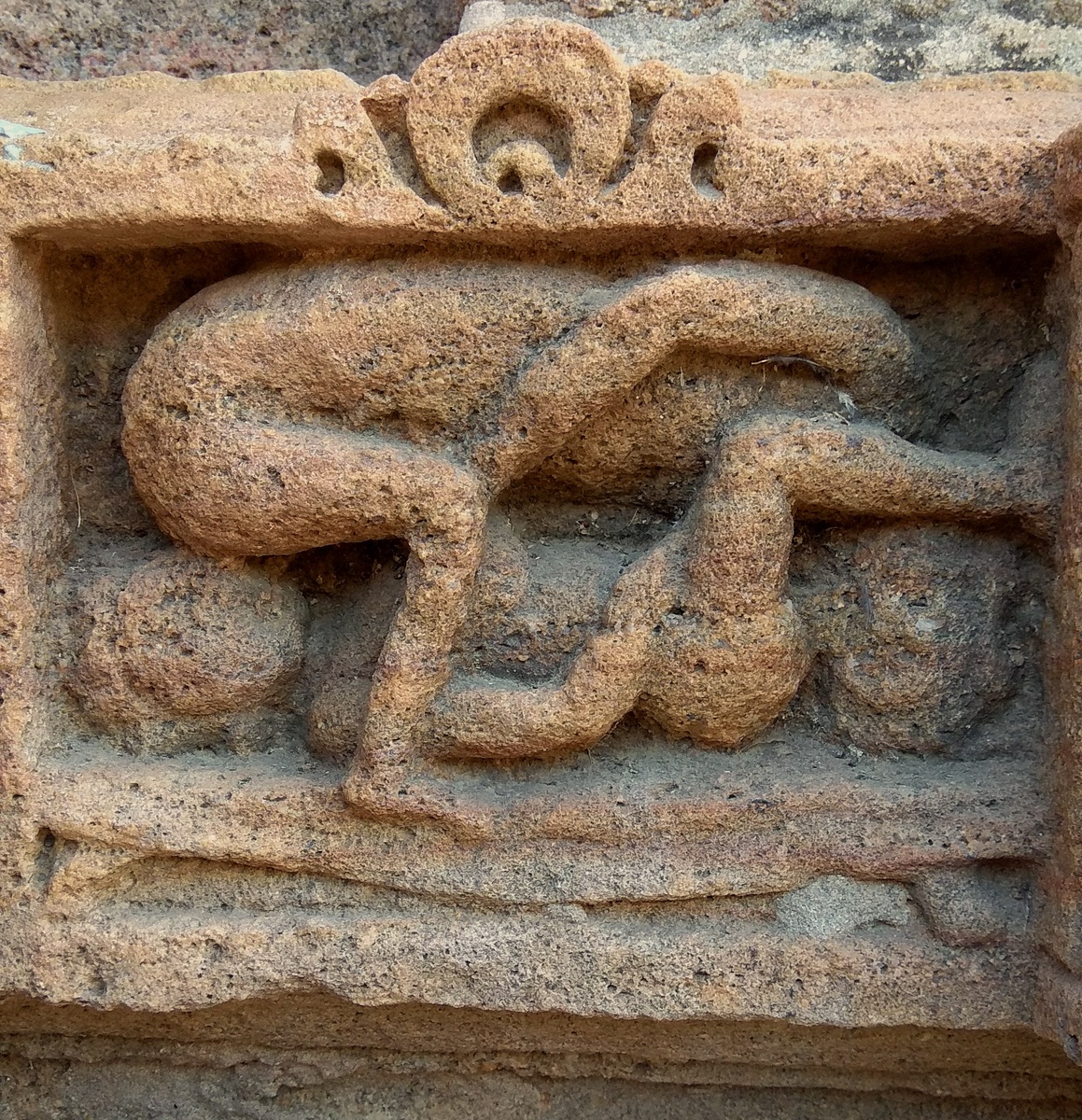 В качестве иллюстраций мы взяли изображения эротических скульптур и барельефов из разных храмов Индии.