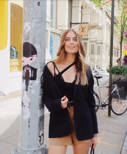 Ранее внучка Софии Ротару объявила, что переехала в новый район Нью-Йорка, где она занимается моделингом. Еще год назад девушка собиралась замуж за предпринимателя и даже познакомила его со своей знаменитой бабушкой. Француз интересуется живописью и много путешествует.Нередко пара отправлялась в романтические туры вместе. В личном блоге молодого мужчины стали появляться совместные кадры, на которых у девушки загадочно поблескивало колечко на безымянном пальце. Теперь же можно предположить, что София Евдокименко нашла новую любовь.Напомним, сама София Ротару была замужем за режиссером-постановщиком Анатолием Евдокименко. На протяжении долгих лет он руководил ансамблем «Червона рута». Супруг певицы умер в 2002 году в результате инсульта. Ему было 60 лет. После смерти мужа звезда на полгода пропала с экранов. Она перестала сниматься и давать концерты. Артистка замкнулась в себе и наотрез отказывалась петь.