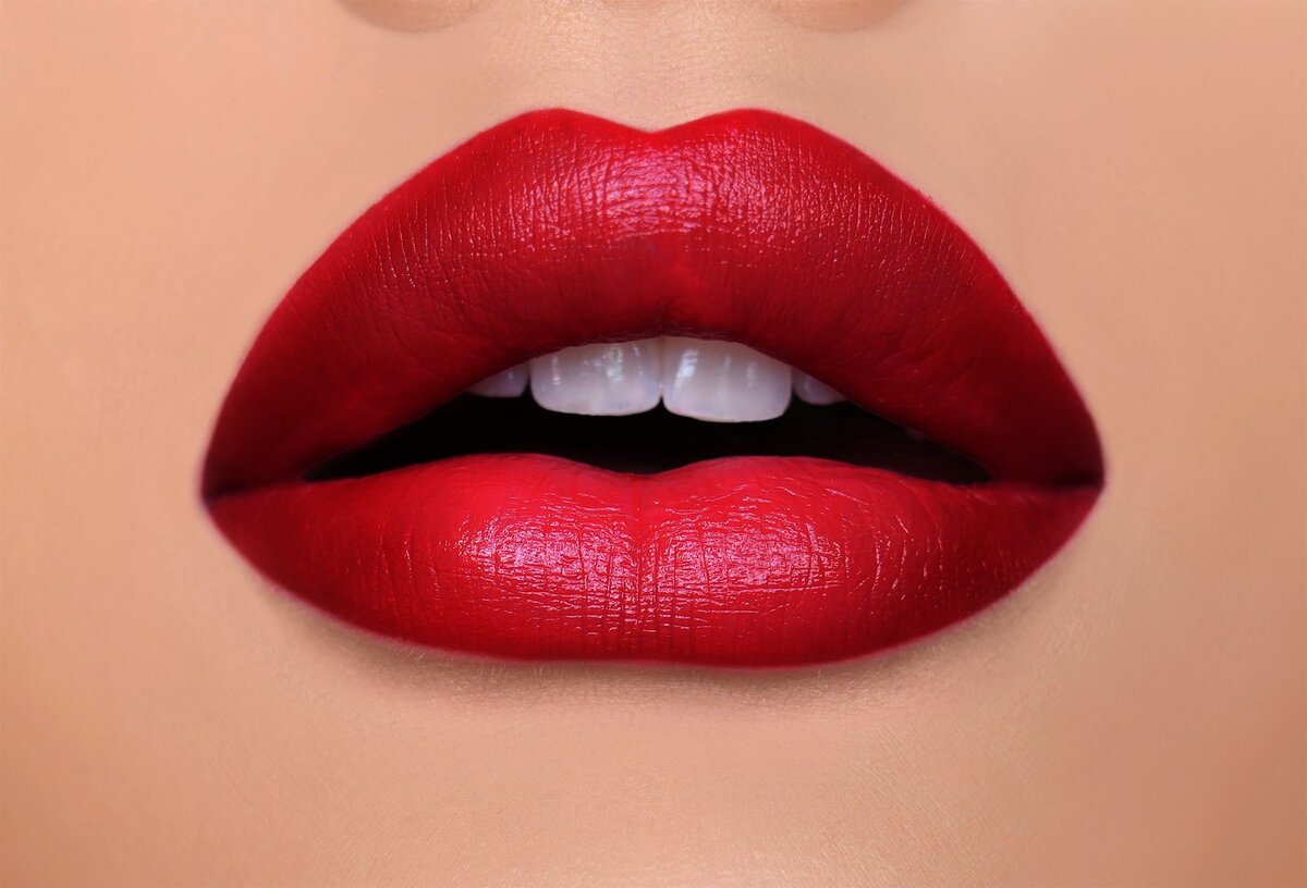 Помада тренд. Матовая помада. Роскошная помада. Красивые губы. La rosa perfect color помада.