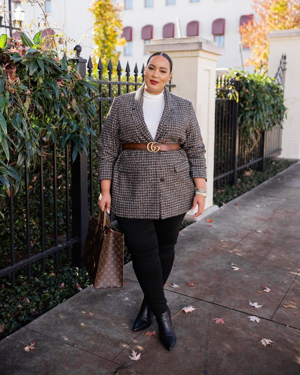 Рошель не забывает подчеркнуть талию стильным ремнем