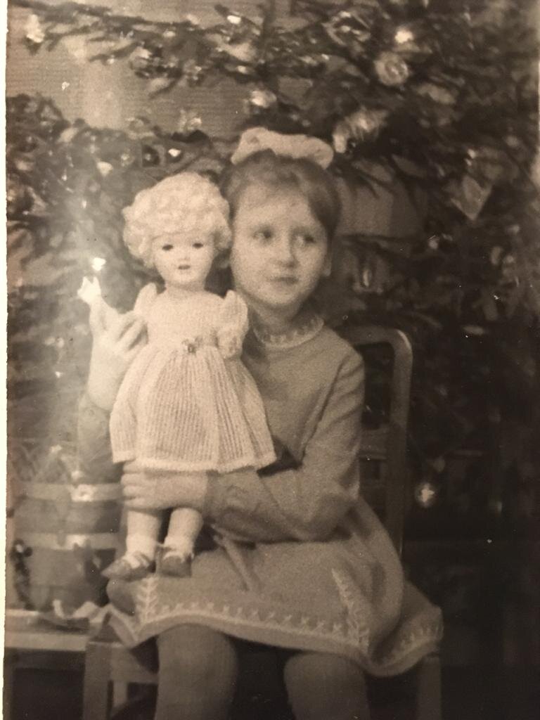 На фото: автор, Елена Анатольевна Вервицкая, в детстве. Из личного архива автора.