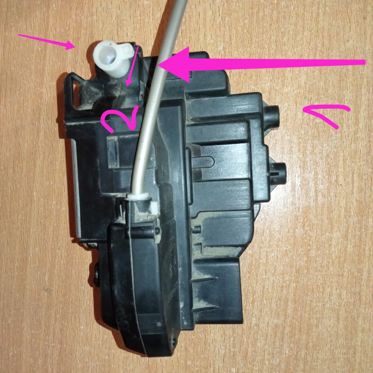 Со стороны 1 рука, в положении 2 замок разблокирован. 