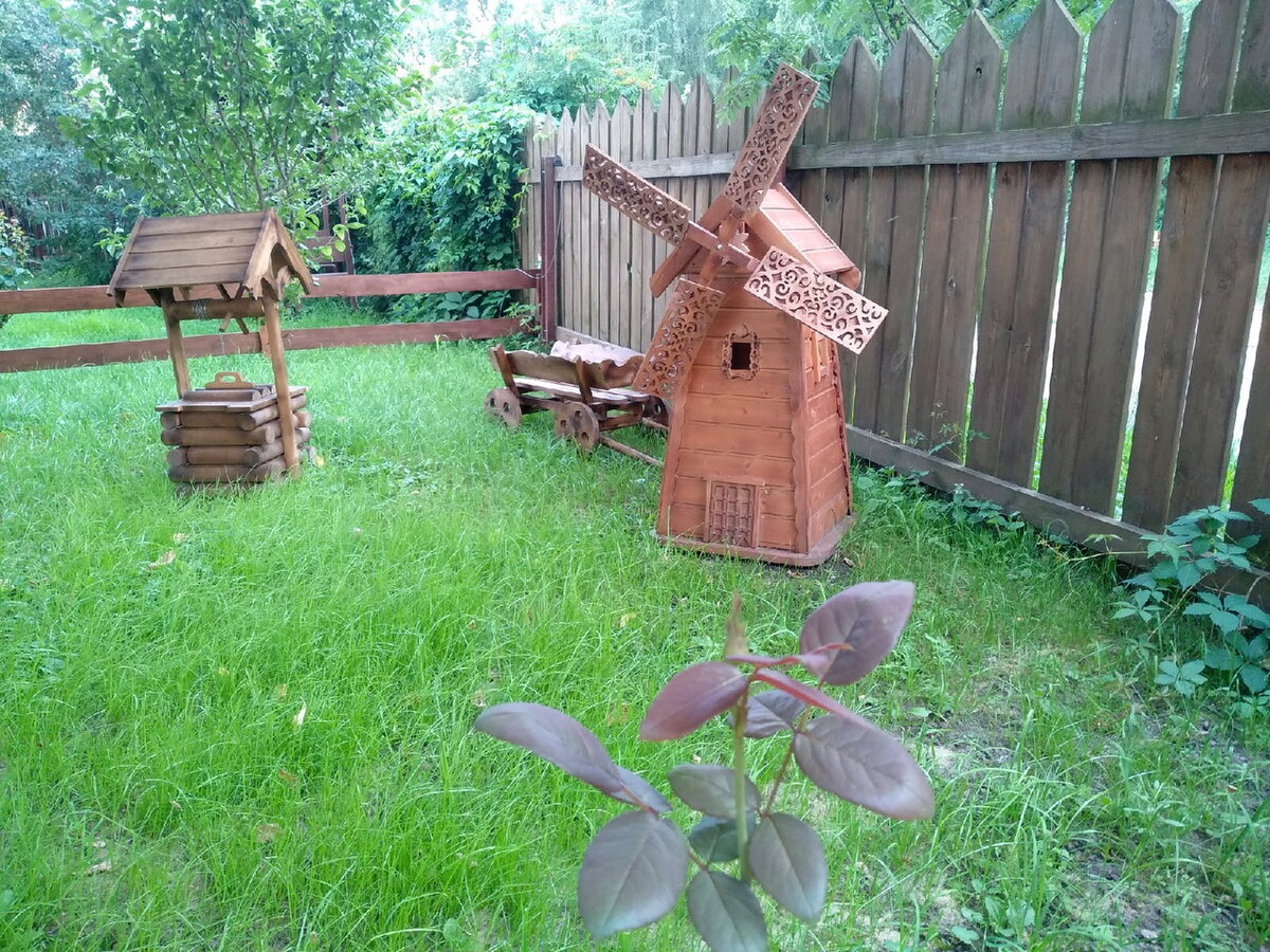 Мельница на первом плане — приковывает внимание