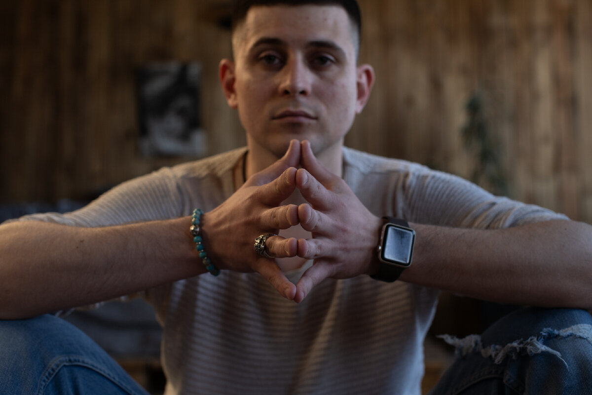 Техника квадратное дыхание : Интервалы вдоха, выдоха и между ними - равны по времени (к примеру 4 секунды).