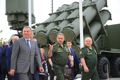 Шойгу выбирает средство передвижения для поездки в Мариуполь (яндекс.картинки)