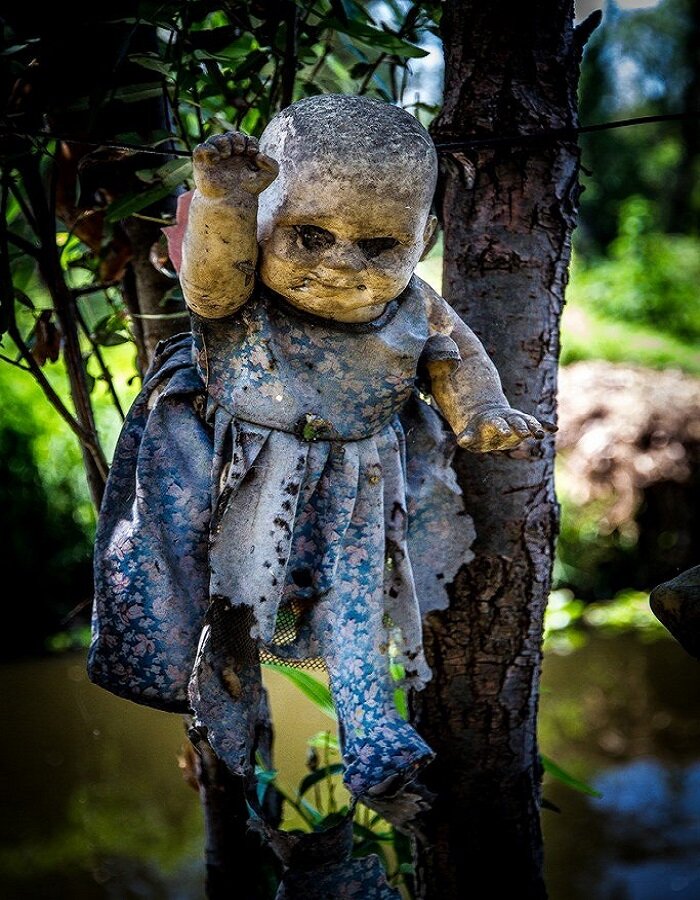 Куколка как будто приветствует любителей пощекотать себе нервы