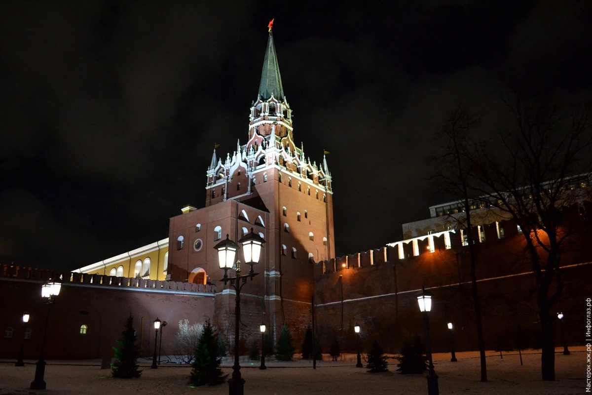 Спасская башня год. Спасская башня Кремля. Спасская башня Московского Кремля ночью. Спасская башня Кремля 2022. Спасская башня Московского Кремля зимой.