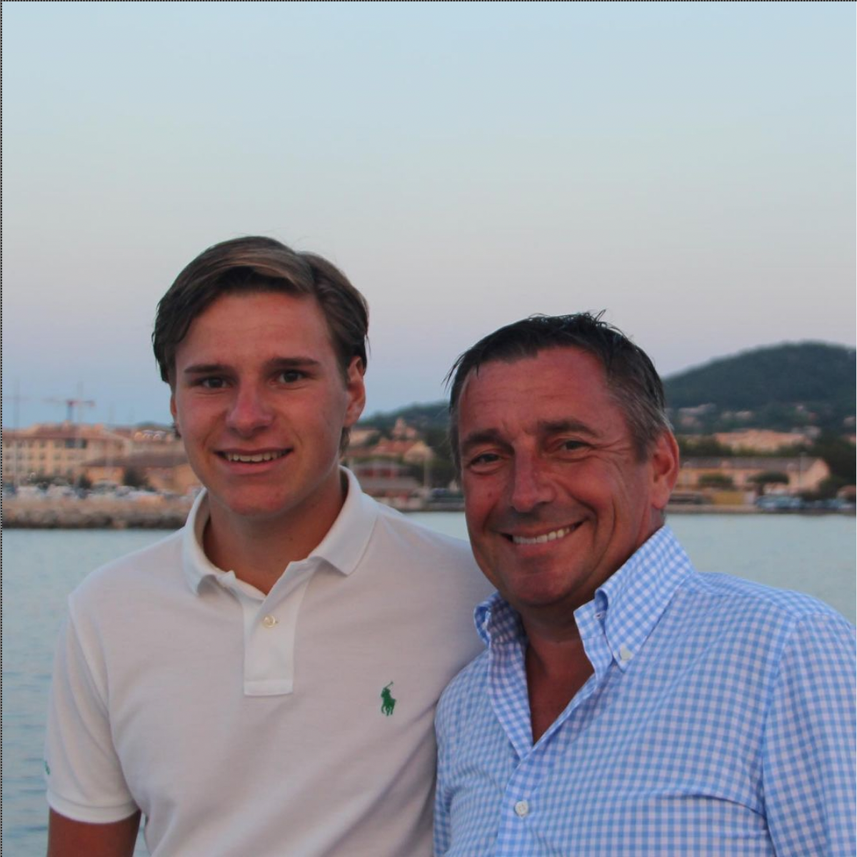 Оливер с папой? Снимок не подписан, а потому подписчики закидывают парня вопросами. Ответов пока нет / https://www.instagram.com/p/CNKmm60DAF-/