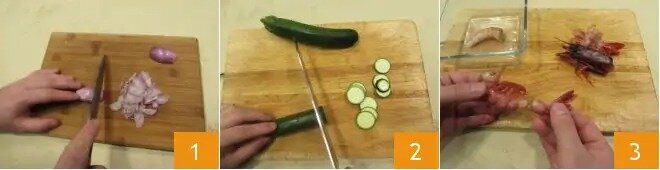 Чтобы приготовить лингвини, кабачки, креветки и шафран, начните с приготовления соуса. Шалот 1 мелко нарезать и отложить; затем вымойте кабачки, обрежьте их и нарежьте ломтиками толщиной примерно 3-4 мм 2. Сосредоточьтесь на очистке креветок, сначала хорошо промойте их под проточной водой, затем снимите головку и очистите их, сначала отсоединив хвост 3, затем ноги и, наконец, остальная часть панциря.