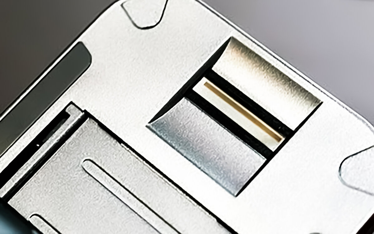 Сканер отпечатков у Toshiba G500 находился сзади на выдвижной части