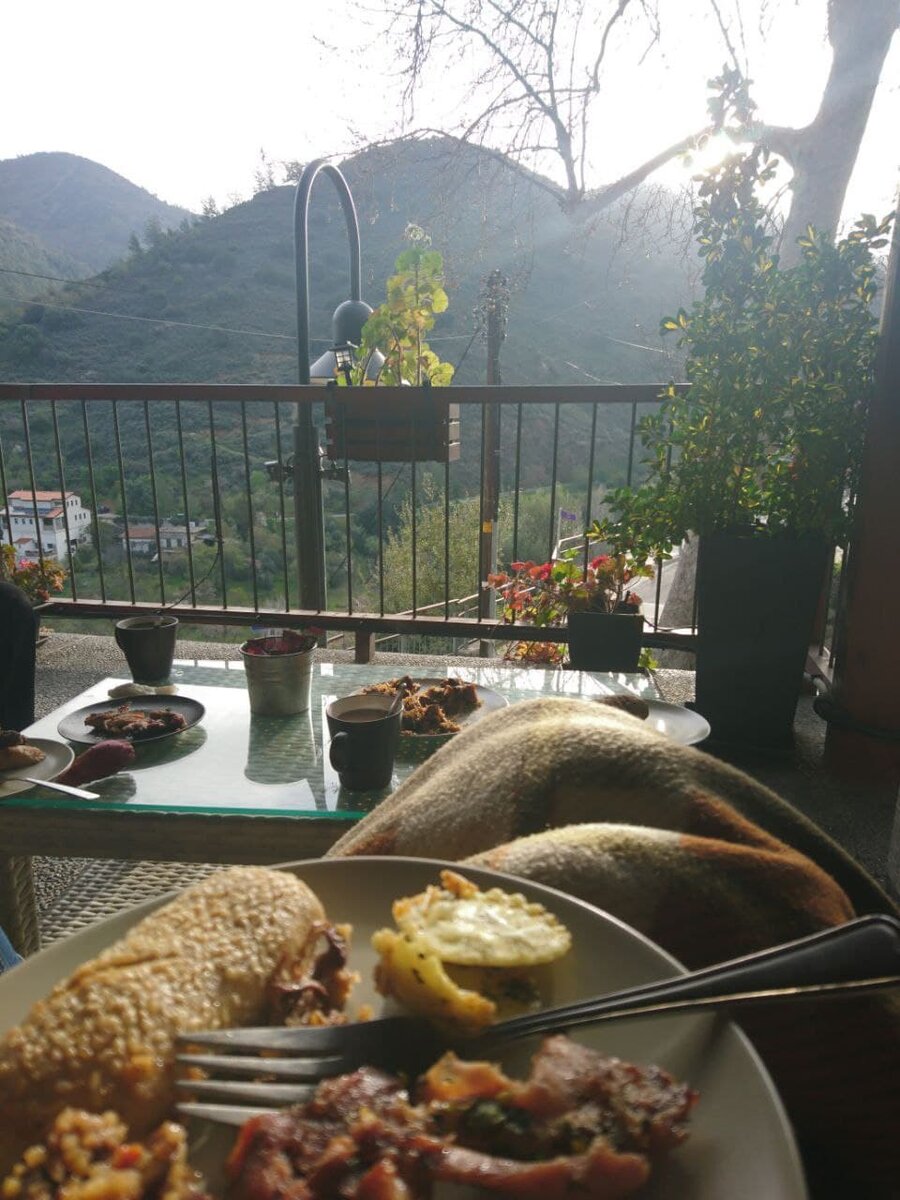 Завтрак с остатками вчерашнего мезе на террасе дома