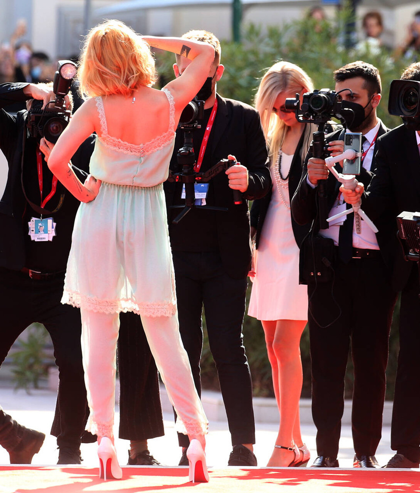 Наряд Кристен Стюарт стал одним из самых заметных на красной дорожке. Фото из открытых источников