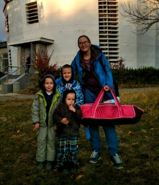 Здесь мальчишек еще четверо)