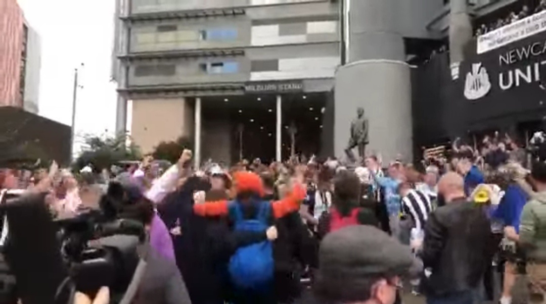Фанаты Ньюкасла радуются покупке их клуба
