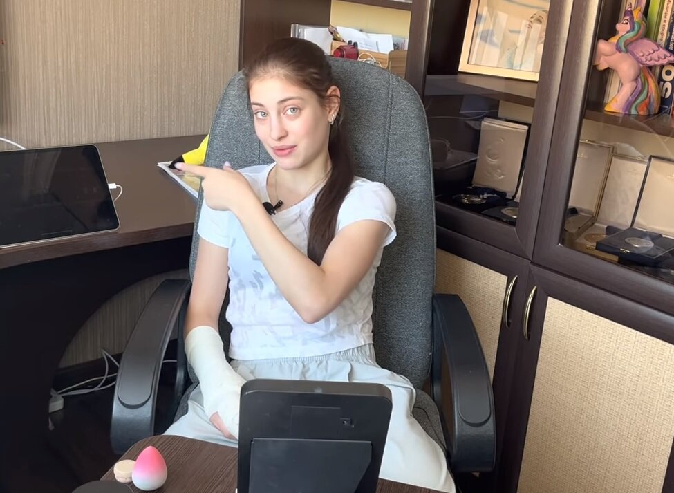 Алёна Косторная в видео на своём youtube-канале