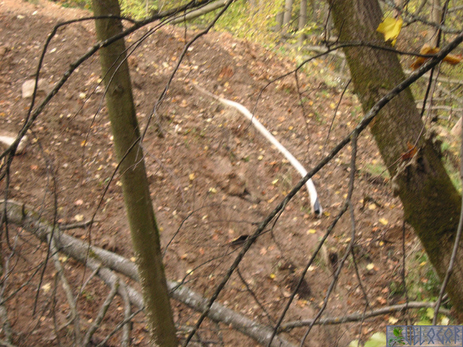 Сточные трубы прячут под землю.