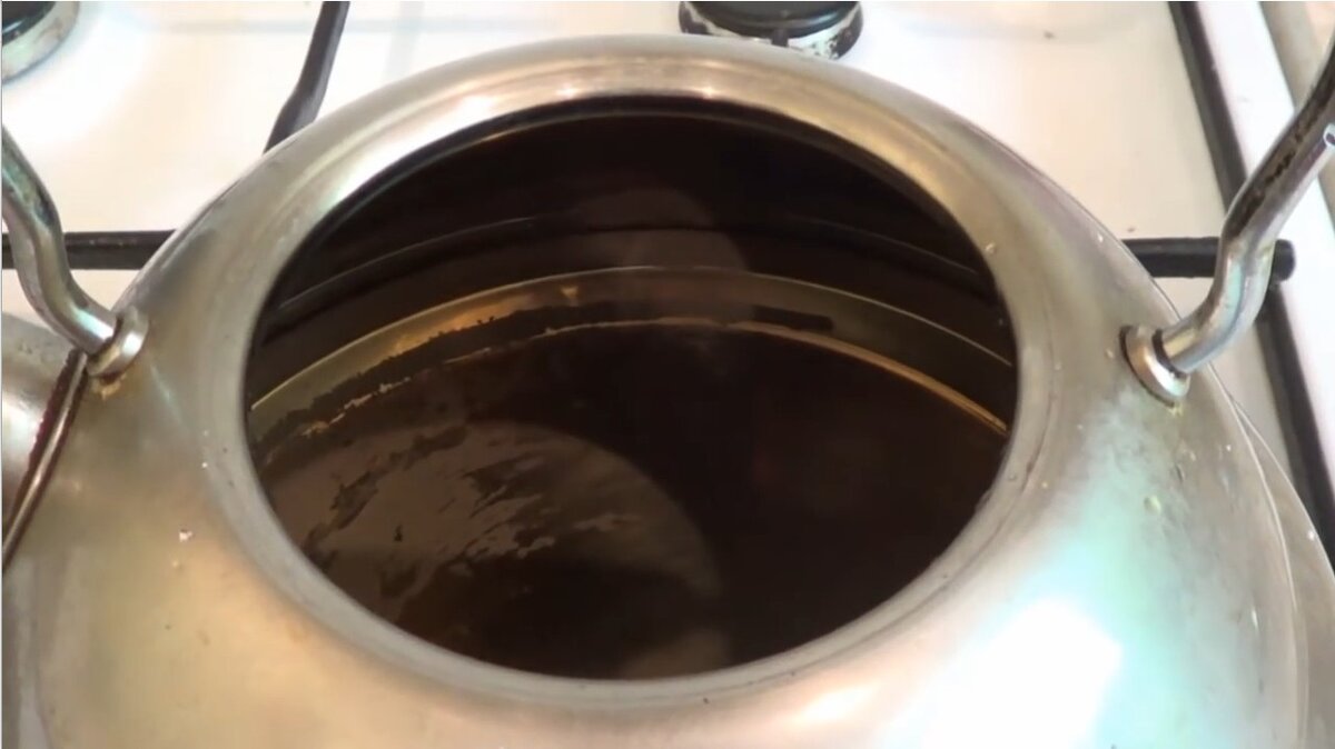 Накипь в самоваре. Накипь в чайнике от скважины. Накипь на стерилизаторе. Удалить накипь в заварном металлическом чайнике. Как убрать накипь из чайника.