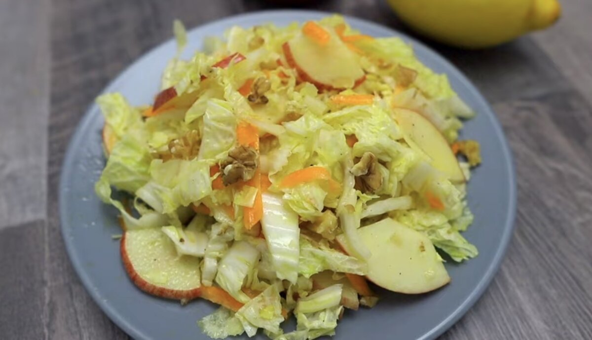 Салат из пекинской капусты с яблоком и грецкими орехами (готовится легко, а  получается – ну просто объеденье) | Академия Вкуса | Дзен