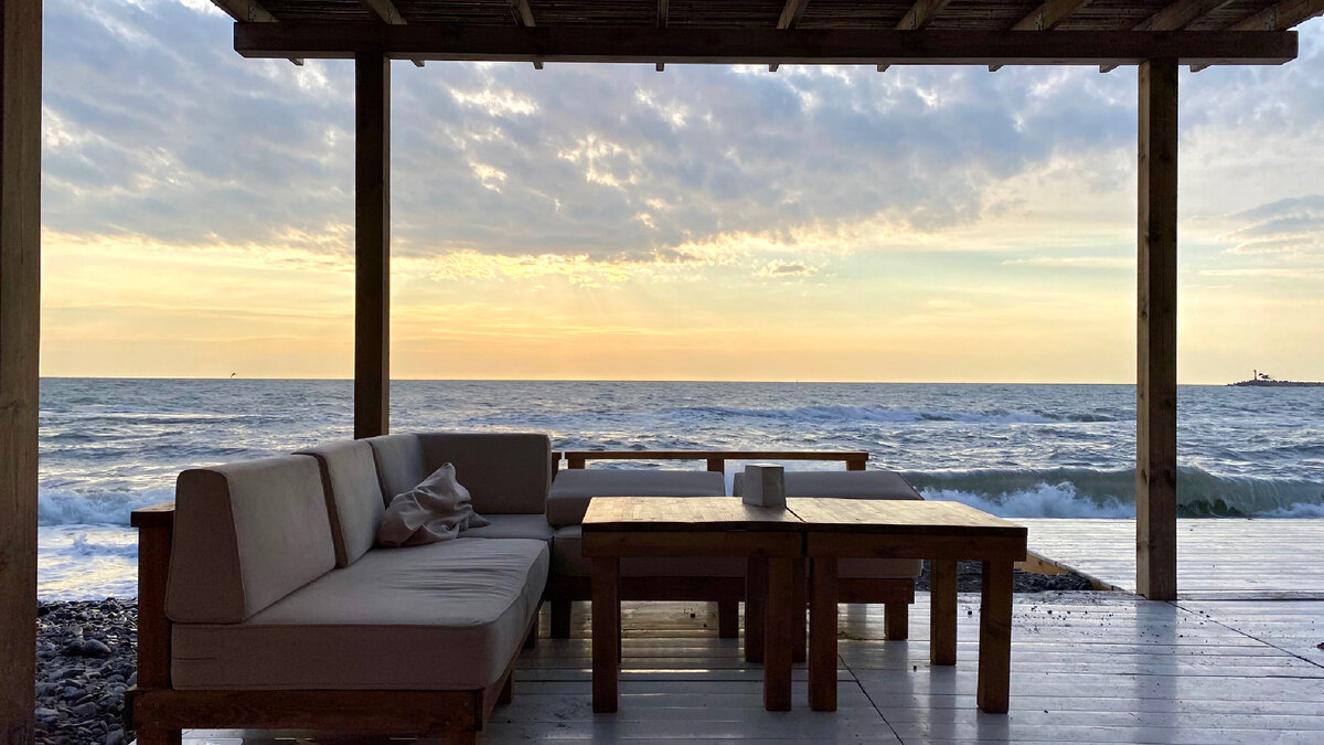 Самая близкая к морю кофейня в Сочи