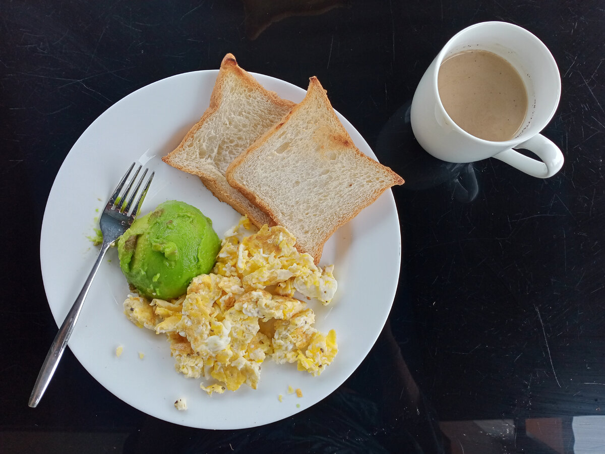 Завтрак за 5 минут. Все продукты были куплены вчера в магазине, поэтому их стоимость сегодня учитывать не буду.