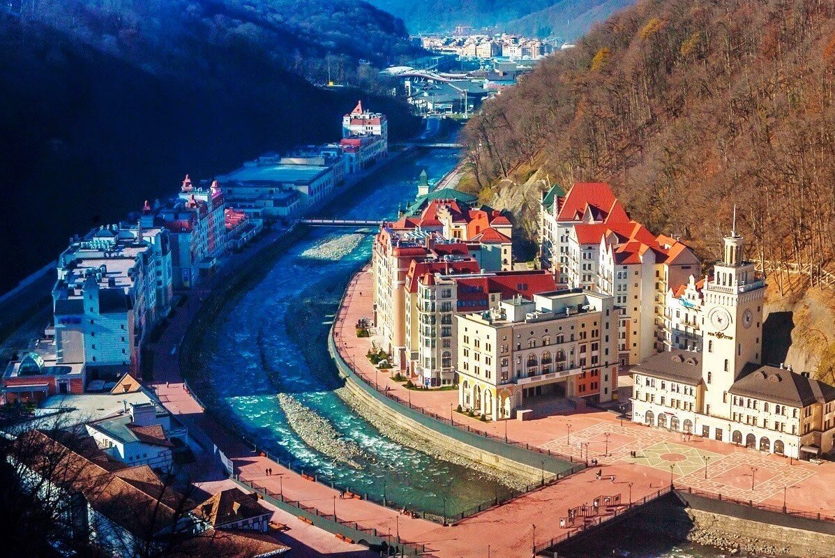 Постройки на Розе Хутор стоят по обоим берегам речки.