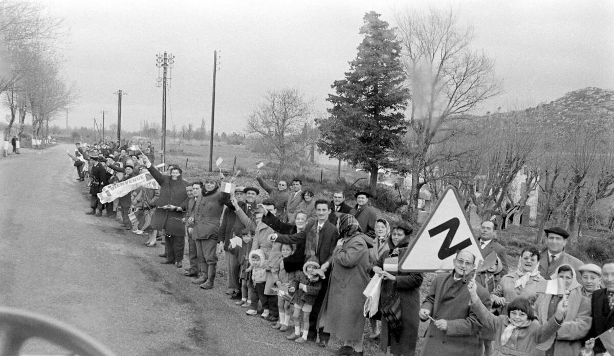 Очень актуальная ныне буква "Z" запечатлелась на кадрах встречи советской делегации.