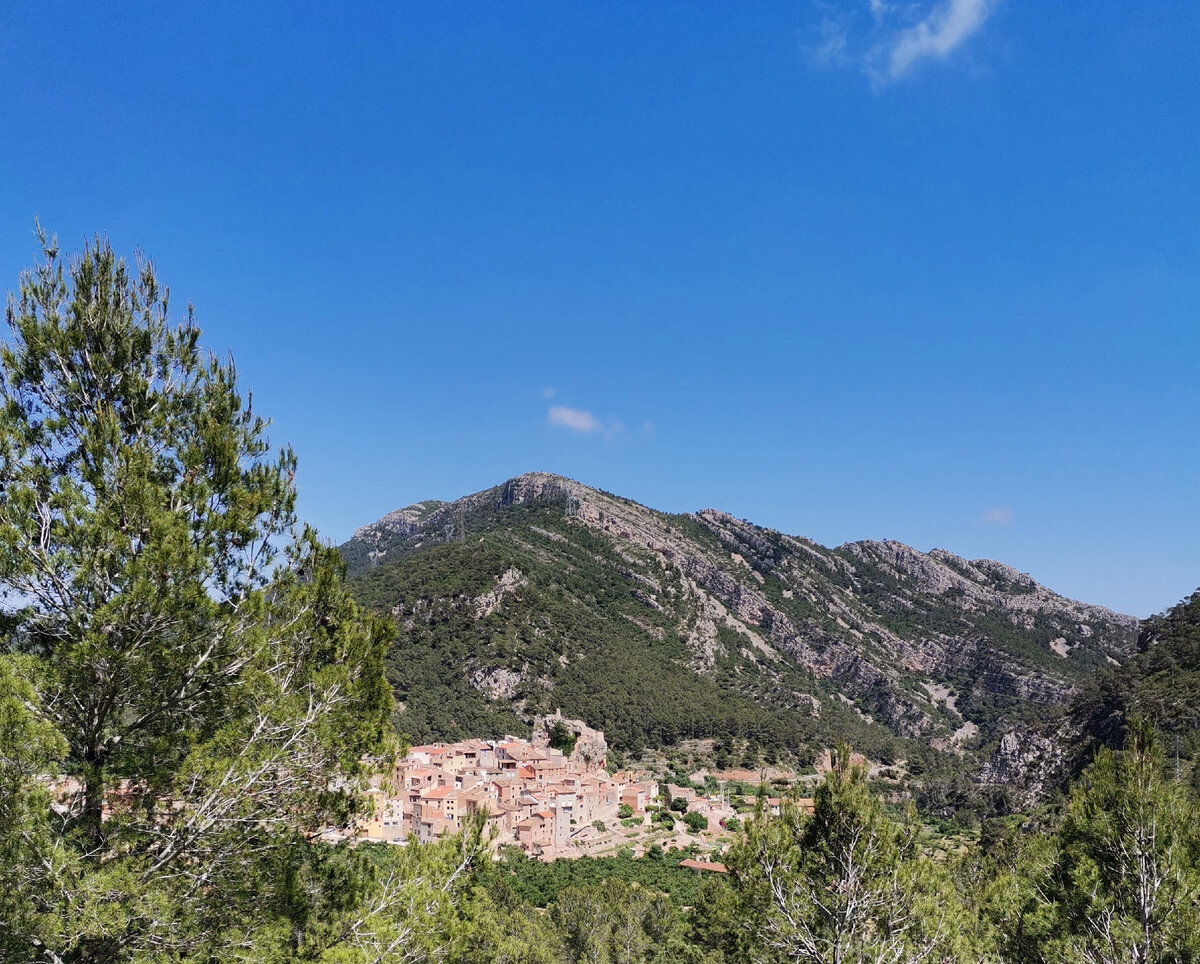 Пратдип расположен в горной долине. Население от силы человек 600. Здесь выращивают виноград и оливки, разводят кур. Ничего не происходит