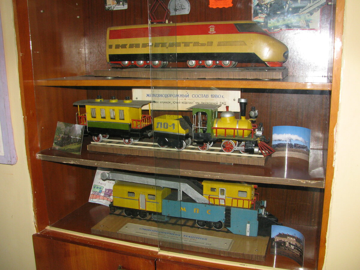 Стенд, сохранившийся в Ужгороде с советских времен, но увы, макета не было, 2009  год, фото автора