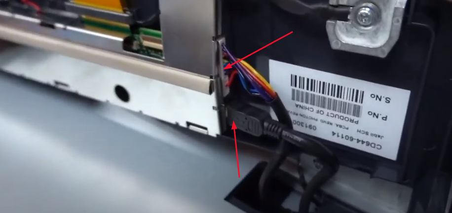 Два шлейфа. Отключаем их.