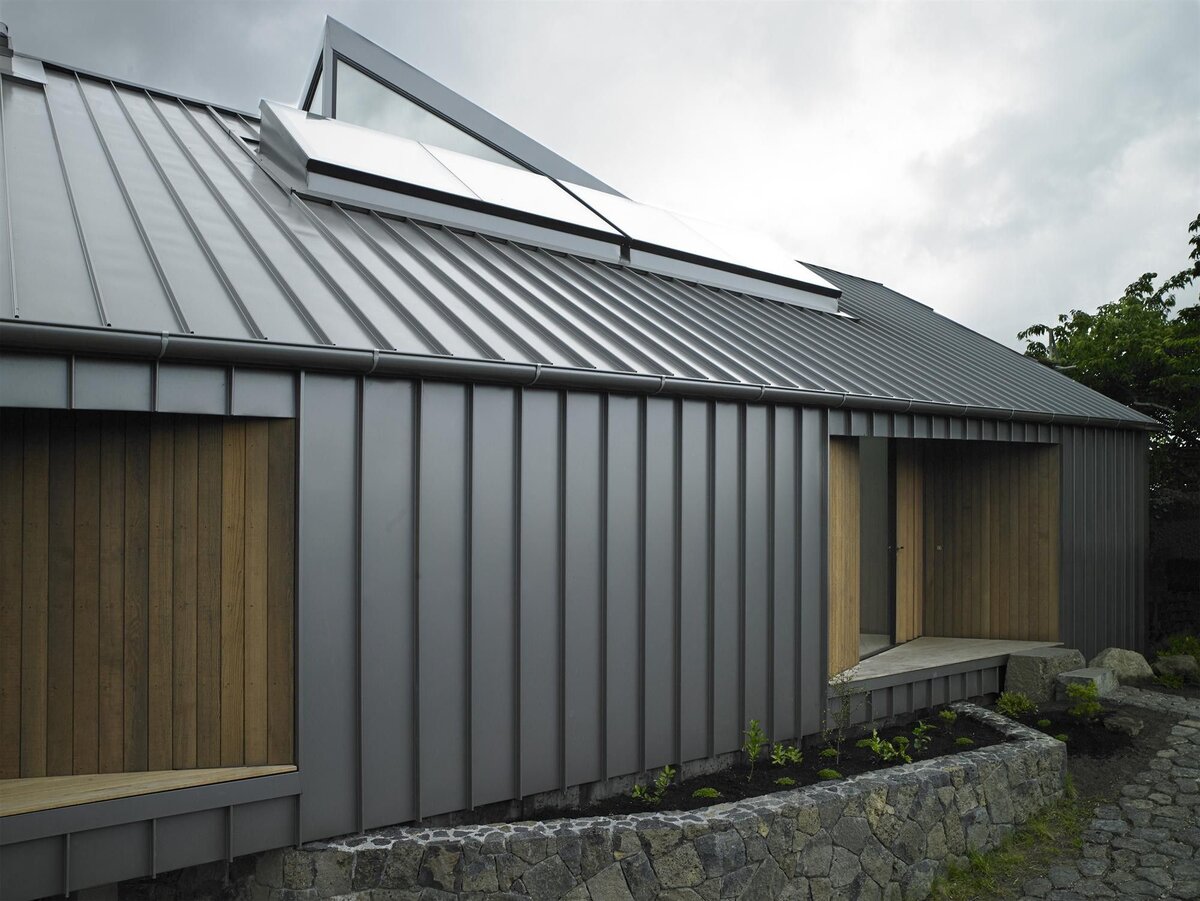 Фальцевый фасад дома