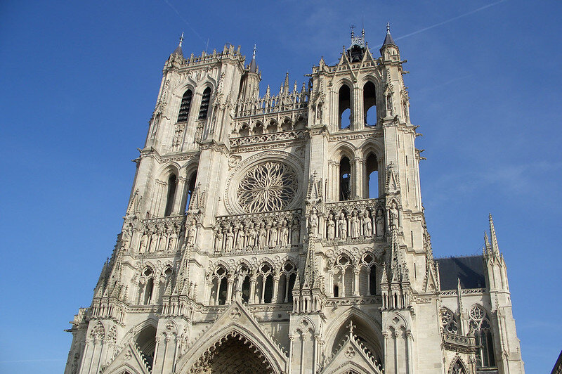 Амьенский собор во Франции (1220 г.) как яркий пример готической архитектуры того времени.