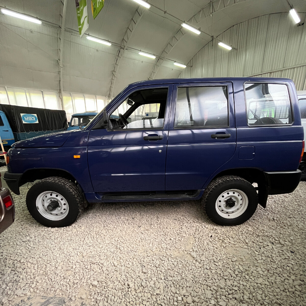 Одной из основных бед 3160 была короткая колёсная база (2400 мм). В купе с высоким кузовом и дорожным просветом в 210 мм, это негативно отражалось на управляемости и устойчивости автомобиля в поворотах.