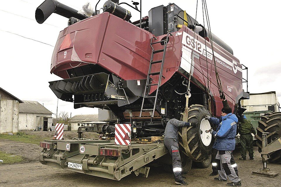     Общество «Агросфера» получило в лизинг два комбайна «Полесье 1218». Фото: МинСХиП ЛНР