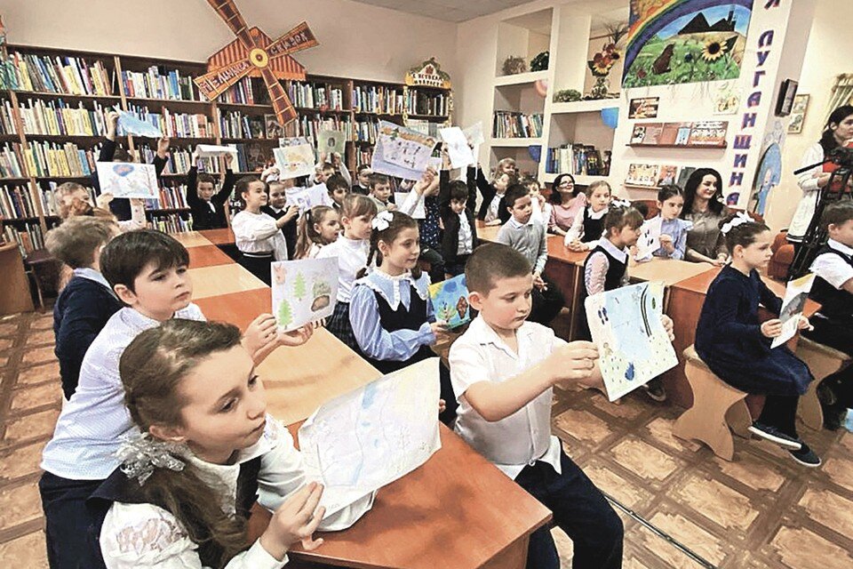     На онлайн-встрече с детской писательницей и поэтом.