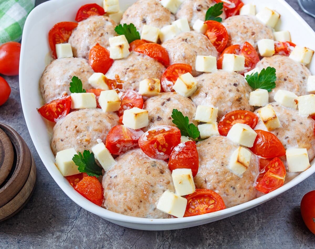 Тефтели из горбуши в духовке. Тефтели из кеты. Тефтели из горбуши. Тефтели из кеты. Тефтели фуд фото.