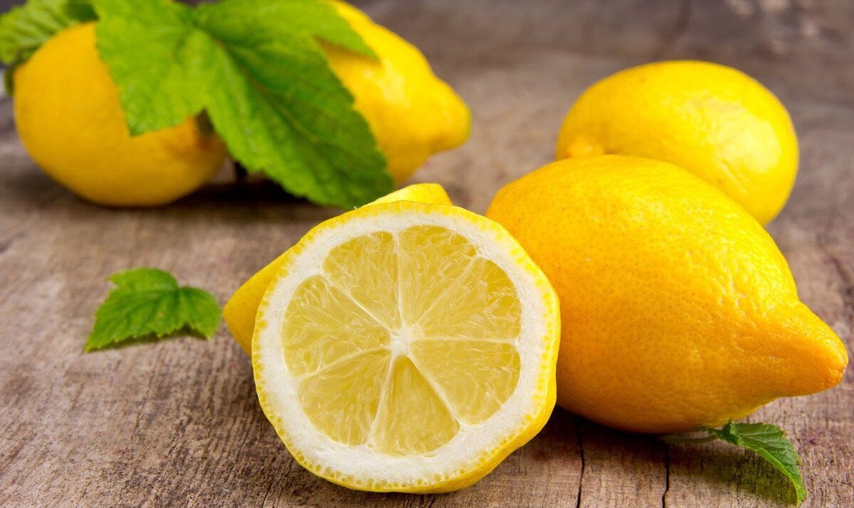  Лимон – это гибрид цитруса и горького апельсина. Родина лимона неизвестна, но учёные склонны считать, что это растение появилось в Индии или Китае.